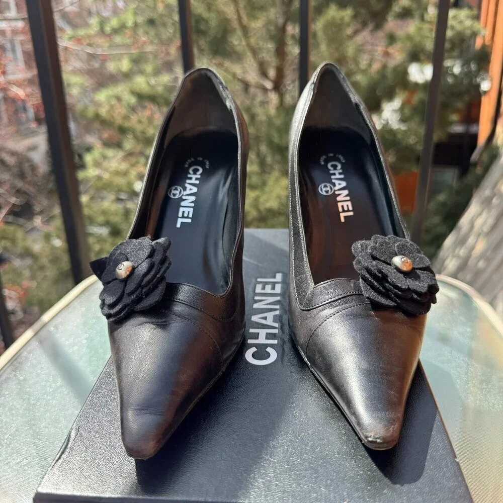 Vintage Chanel Classic Pump Black Camellia Flower Pointed Toe Heels Black 7